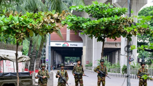 Premi&ecirc; de Bangladesh foge do pa&iacute;s e militares anunciam governo provis&oacute;rio
