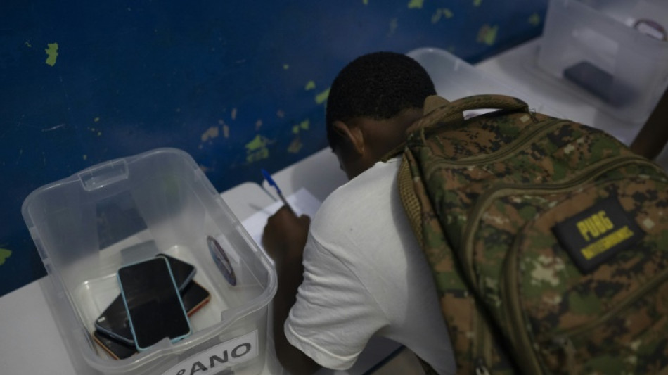 'Como antigamente': veto do celular devolve o recreio &agrave;s escolas no Brasil