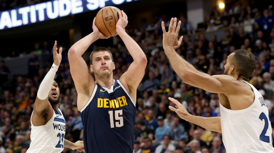 Jokic mantiene a Nuggets en la cima y Mavs jugar&aacute;n los playoffs ante Clippers