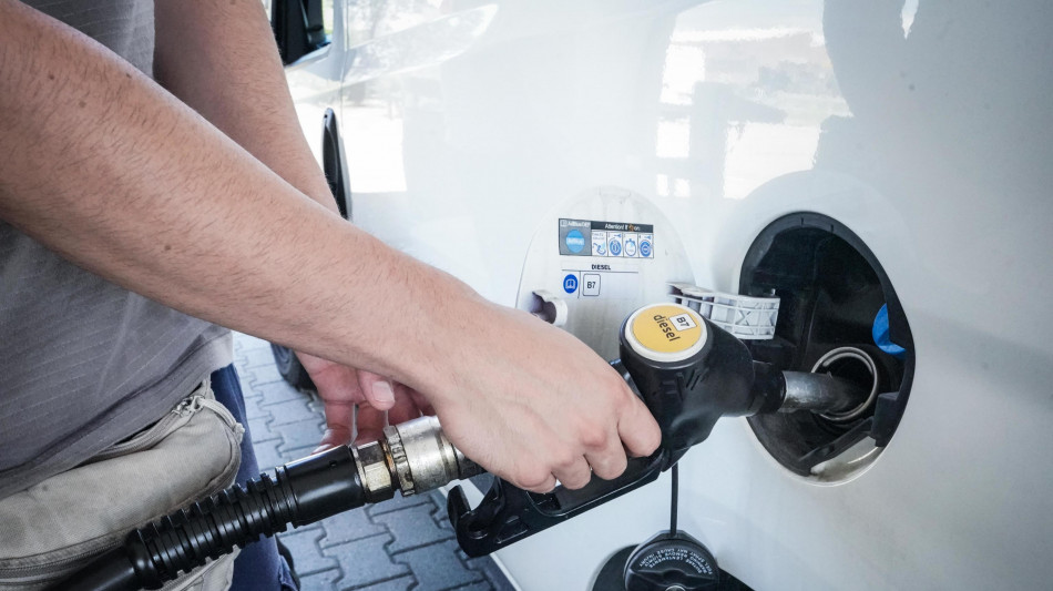 Mimit, benzina ai minimi dal 2021, evitate distorsioni