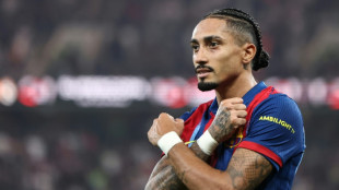 Raphinha sofre les&atilde;o muscular e vira desfalque no Barcelona para Copa do Rei