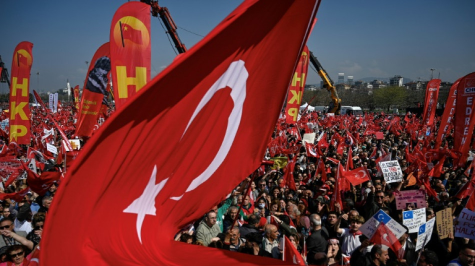 Turquia multa Meta por manter contas ligadas a protestos