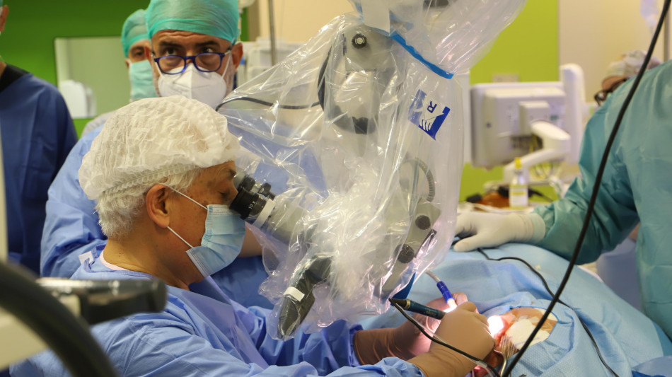 Orecchio bionico di ultima generazione, primo intervento in Italia