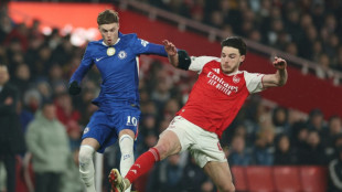 Arsenal face Chelsea title test, troubled Spurs in spotlight