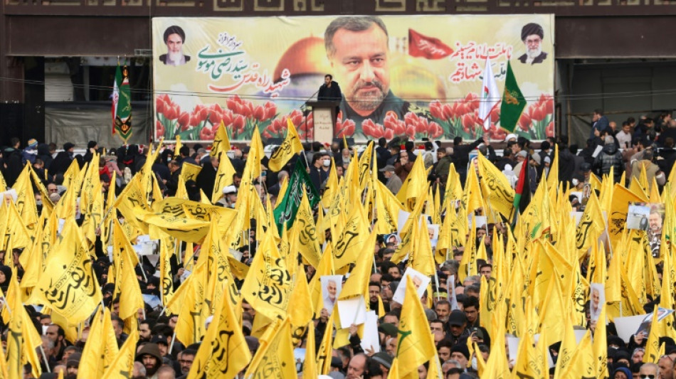 Miles asisten en Ir&aacute;n a los funerales del comandante de los Guardianes muerto en Siria