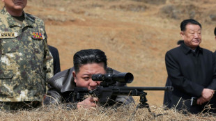 Líder norcoreano dispara rifle de francotirador en visita a soldados