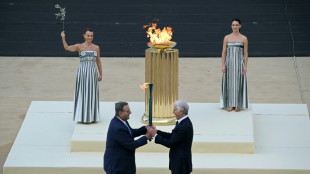 Olympisches Feuer an Mailand und Cortina übergeben