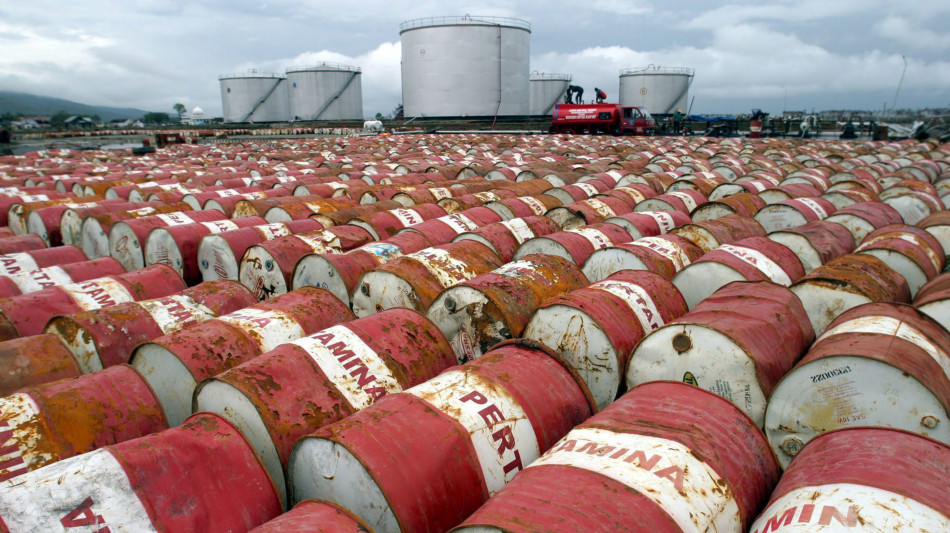 Prezzo del petrolio in calo, Wti scambiato a 56,88 dollari