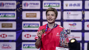 Shi downs Kunlavut to win first world title, Yamaguchi takes women's crown