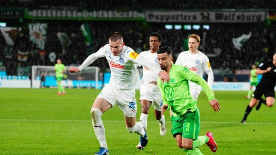 Wolfsburg trope&ccedil;a com Holstein Kiel e perde chance de se aproximar da zona da Champions