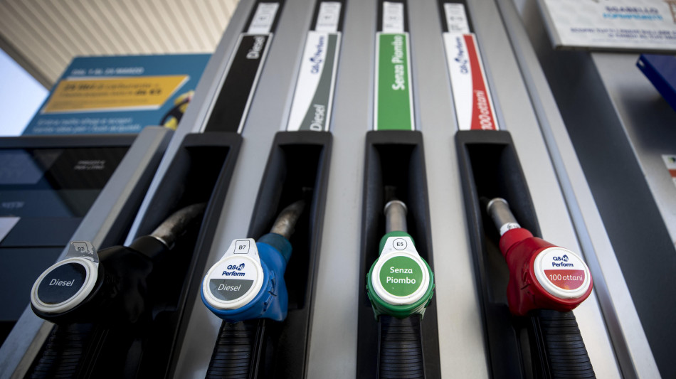 Codacons, ancora aumenti per benzina, pieno 3,5 euro in pi&ugrave;