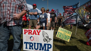 Apoiadores de Trump se dizem dispostos a entrar 'na linha de tiro' para salv&aacute;-lo