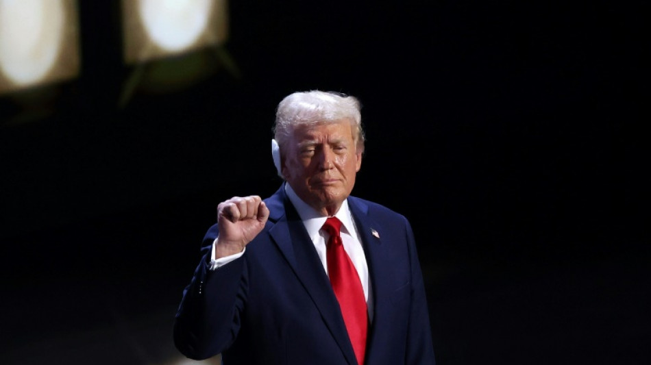 Trump aceita nomea&ccedil;&atilde;o republicana enquanto Biden oscila