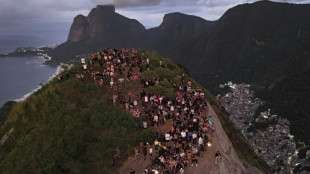 Cientos de turistas vuelven al famoso mirador de Rio pese al susto por la operaci&oacute;n antinarco de la v&iacute;spera