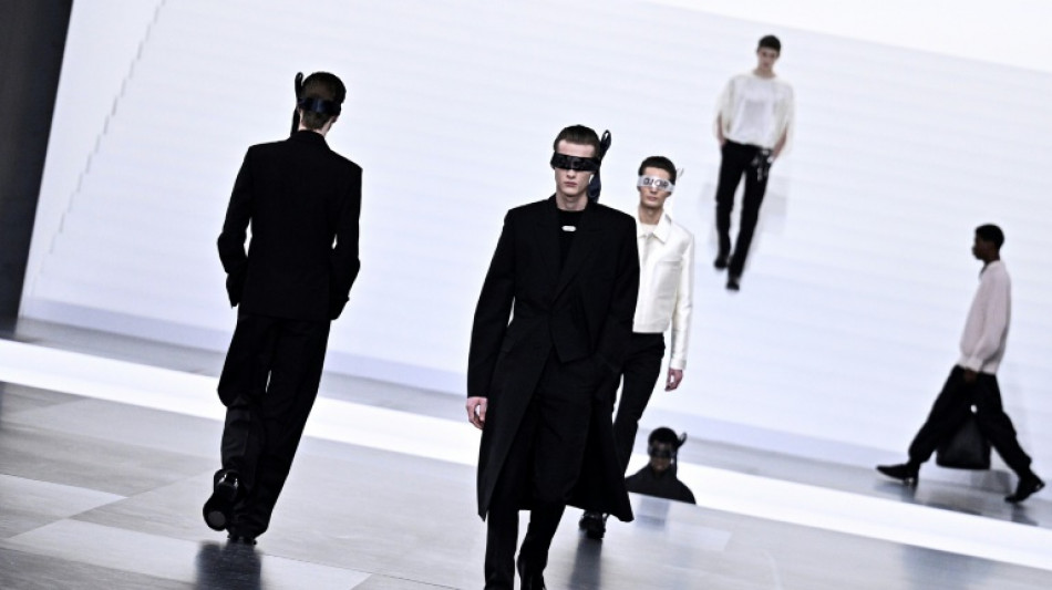 Kim Jones propone un Dior minimalista en París, Chavarría lanza un alegato antiTrump