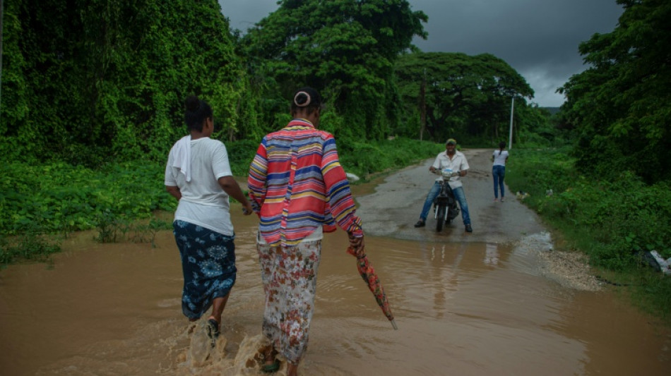 "La lluvia ha dado duro aquí": inundaciones golpean el sur de República Dominicana