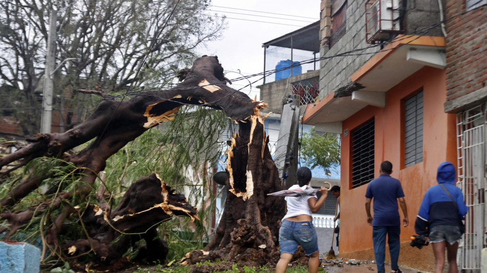 Cuba al buio dopo il passaggio devastante di Melissa