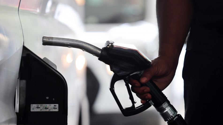 Petrolio in calo, il Wti apre a 81,94 dollari al barile, -0,55%