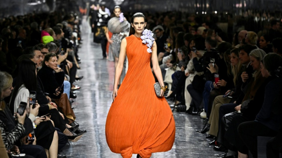 Novo estilista da Dior aposta em flores para sua estreia na Semana de Alta-Costura de Paris