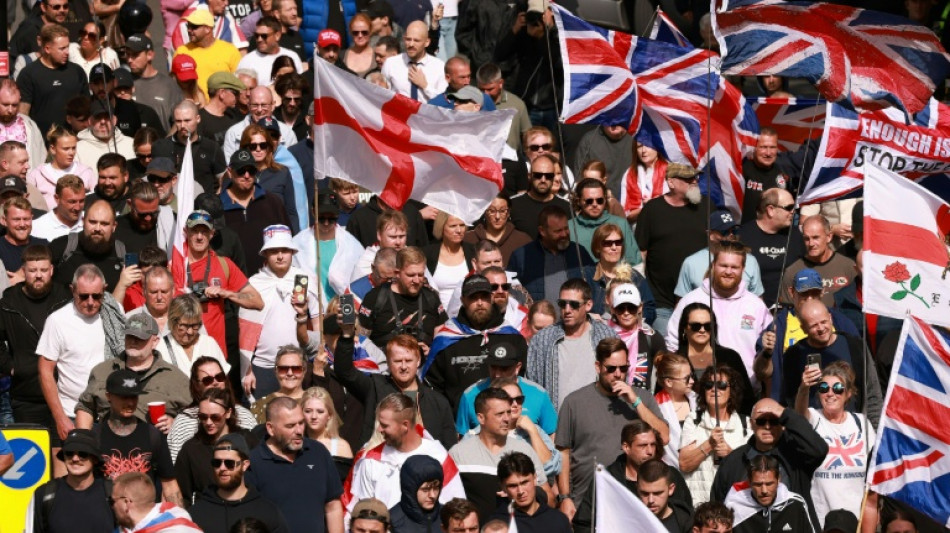Angleterre: des centaines de manifestants anti-migrants d&eacute;filent &agrave; Portsmouth