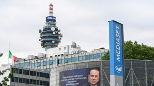 El imperio econ&oacute;mico de Berlusconi tiembla pero no cede