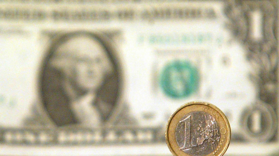Euro in lieve calo, scambiato a 1,1635 dollari