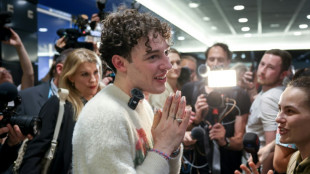 Retour en Suisse triomphal pour l'interpr&egrave;te Nemo apr&egrave;s son sacre &agrave; l'Eurovision