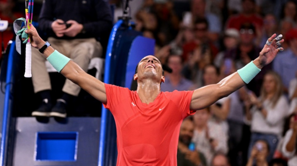 Nadal brilha em seu retorno &agrave;s quadras ap&oacute;s um ano e vence Thiem em Brisbane