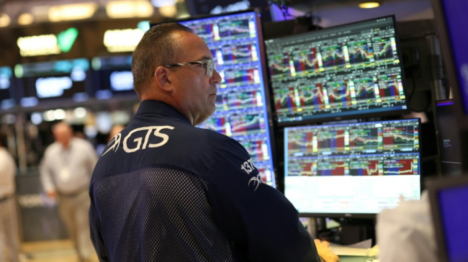 Wall Street termine dans le rouge, opte pour la prudence