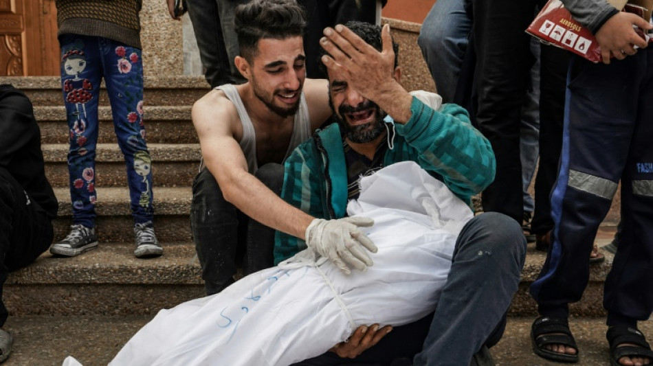 Israel bombardea cerca de hospitales en Gaza, Ham&aacute;s discute tregua en Egipto