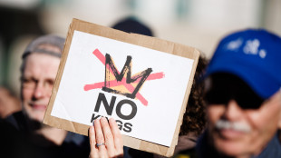 Trump ai manifestanti, 'non sono un re'