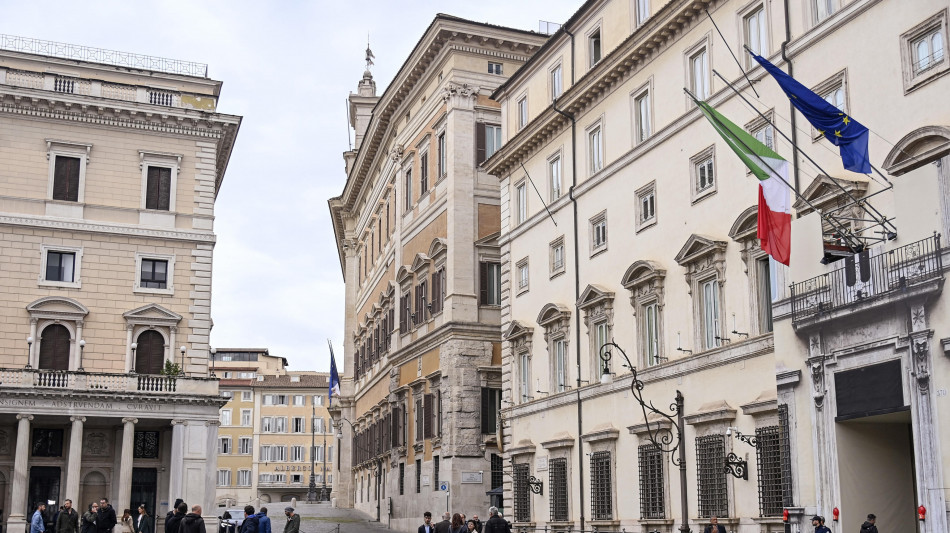 Spunta equiparazione indennit&agrave; ministri-parlamentari e non