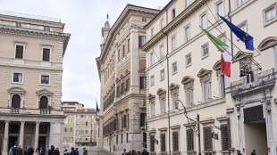 Spunta equiparazione indennit&agrave; ministri-parlamentari e non