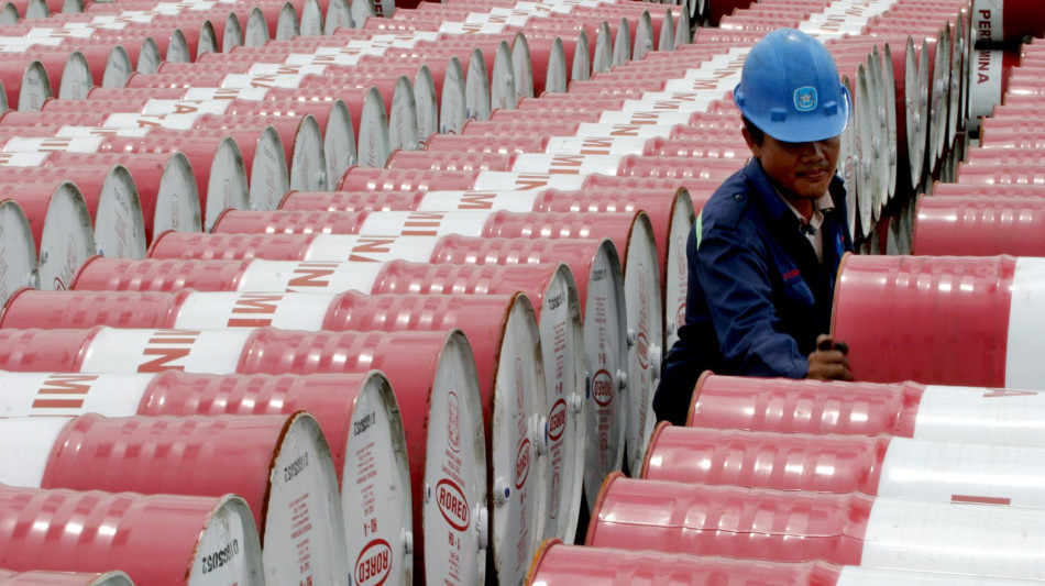 Il petrolio apre in lieve rialzo a New York a 57,99 dollari