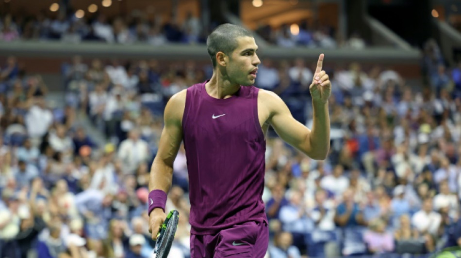 Alcaraz avança à 3ª rodada do US Open e pressiona Sinner