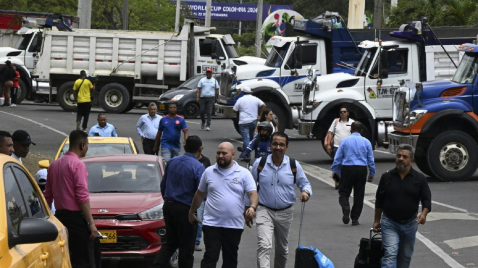 Pol&iacute;cia come&ccedil;a a liberar vias bloqueadas por caminhoneiros na Col&ocirc;mbia