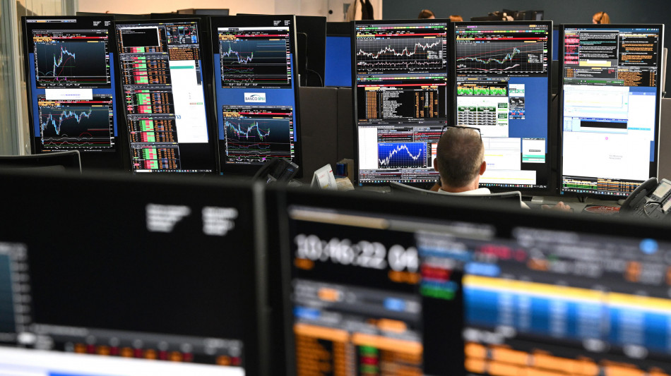 Borsa: Milano debole con le banche, in luce Campari