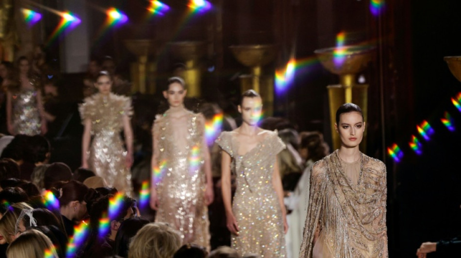 Elie Saab trae noches doradas de verano a Par&iacute;s y la IA se cuela en un desfile de alta costura