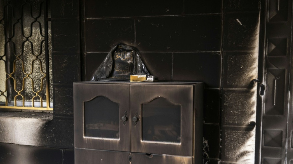 Une mezquita incendiada y vandalizada por colonos israel&iacute;es en Cisjordania