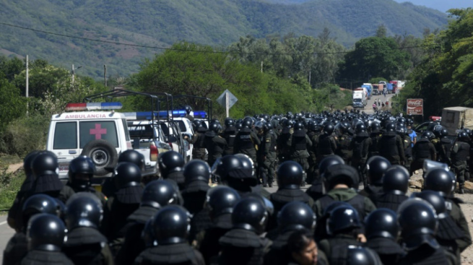 For&ccedil;as bolivianas desbloqueiam rota vital que estava obstru&iacute;da por apoiadores de Evo Morales