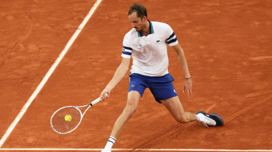 Medvedev vence Machac e vai &agrave;s oitavas de Roland Garros