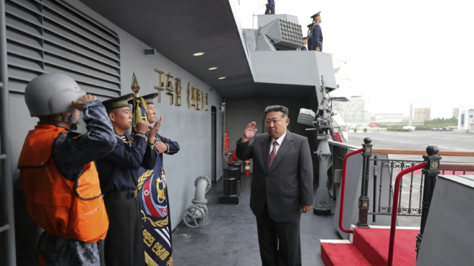El líder norcoreano visita un buque destructor construido para "castigar provocaciones"