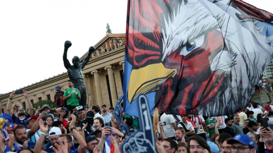 Mondial-2026: supporteurs fran&ccedil;ais et irakiens r&eacute;unis autour de la statue de Rocky