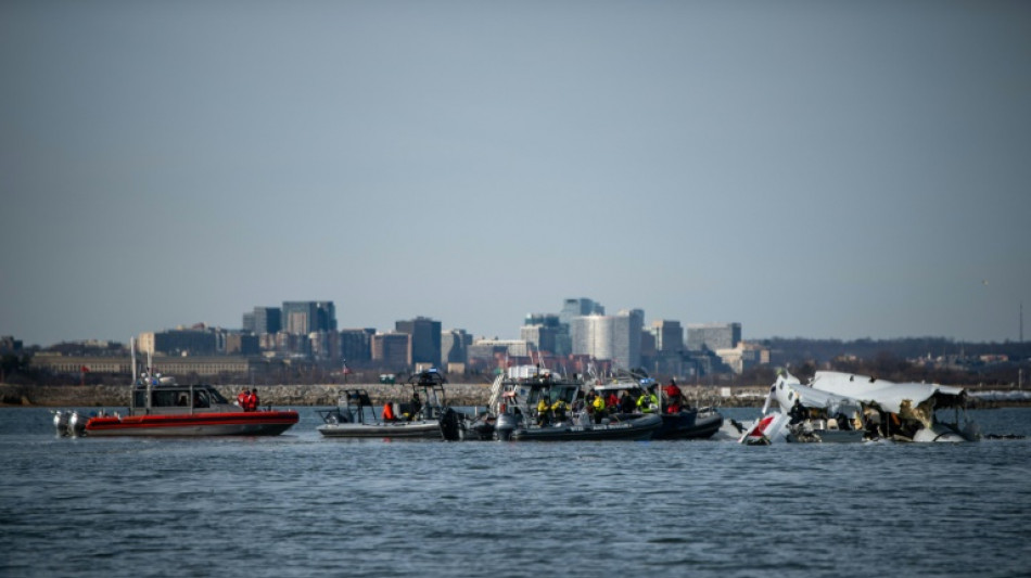 Catastrophe a&eacute;rienne de Washington: l'enqu&ecirc;te se poursuit dans un climat politique d&eacute;l&eacute;t&egrave;re 