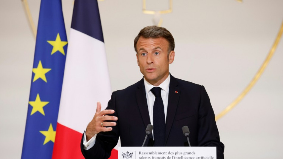 Macron annonce des investissements suppl&eacute;mentaires de l'Etat pour l'IA