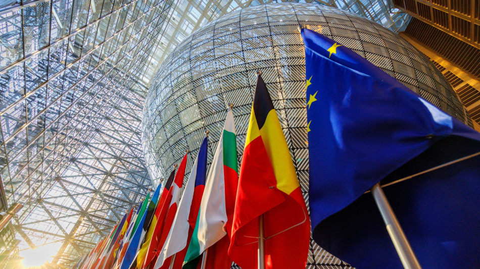 Sale ancora fiducia consumatori a ottobre nell'Eurozona