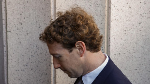'Il suo yacht non soccorre imbarcazione alla deriva', bufera su Mark Zuckerberg