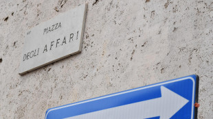 Borsa: Milano debole (-0,4%), sale Snam, realizzi su Stellantis