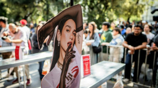 Dua Lipa seduce a América Latina con samba, fútbol y tacos 