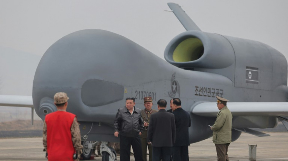 El líder norcoreano supervisa una prueba de nuevos "drones asesinos"